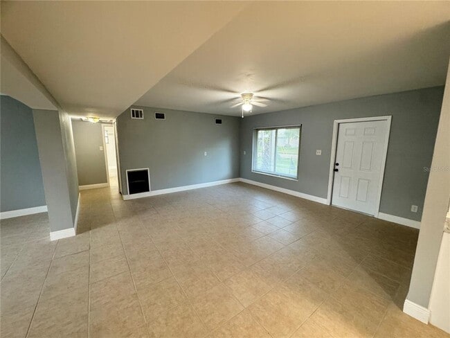 Building Photo - 427 Country Club Dr