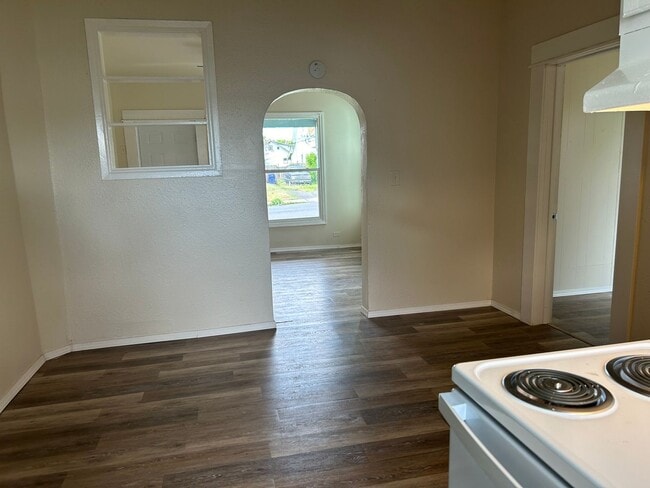 Building Photo - Fresh 3 bed 1 bath home