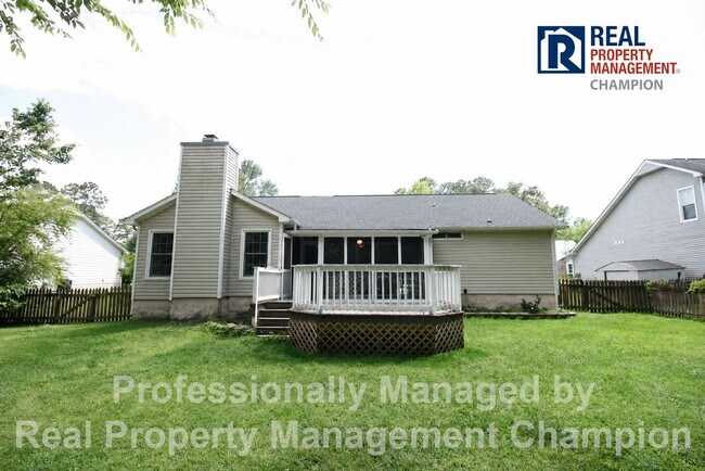 Building Photo - Charming home with open floor plan, vaulted ceilings and spacious backyard