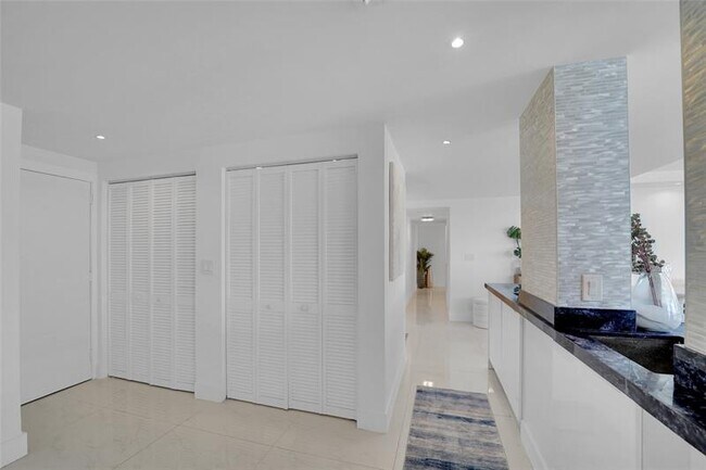 Building Photo - 3430 Galt Ocean Dr