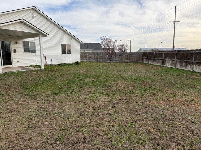 Building Photo - 108 NE Malad Ct