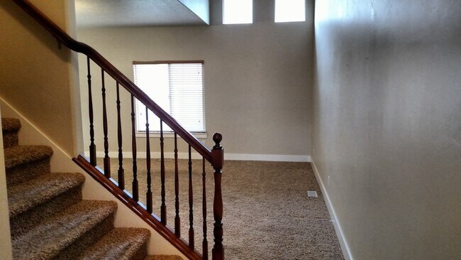 Building Photo - 2557 Garden Dr