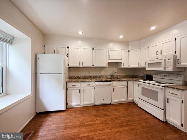 Building Photo - 10240 Arizona Cir