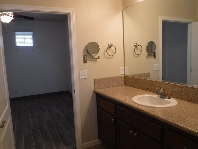 Building Photo - Great 4 Bedroom Condo With Upgrades! Highland Park Subdivision