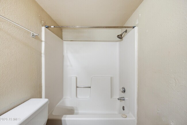 Building Photo - 4410 N Longview Ave