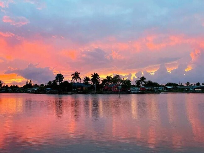 Building Photo - 560 Paula Ave