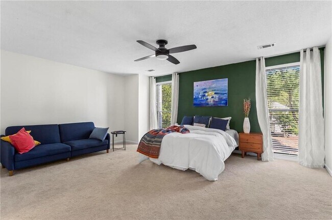 Building Photo - 1028 Riverbend Club Dr SE