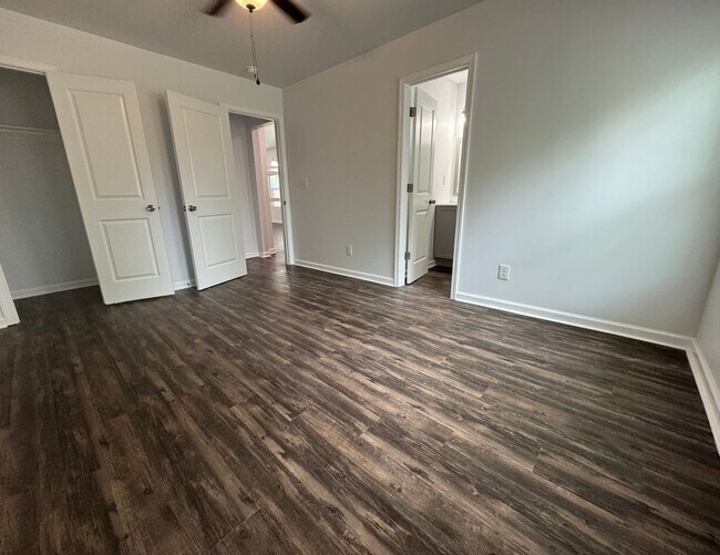 Building Photo - Gorgeous 3 bedroom 2 bathroom home