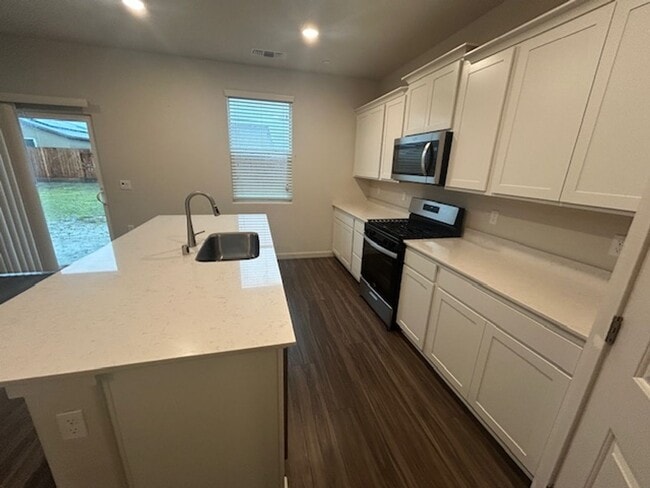 Building Photo - Newer 5 Bedroom 3 Bathroom in Tulare Coming Soon!!