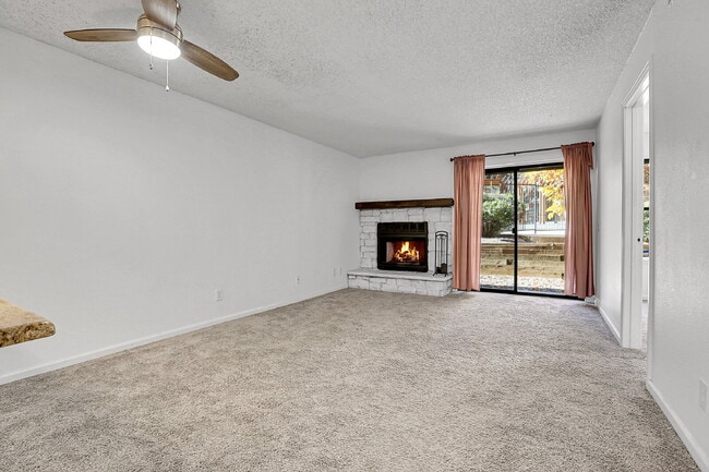 Building Photo - $1,195.95, 1-bed, 1-bath floor-level condo located in Aurora.