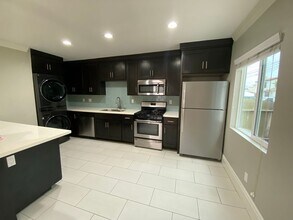 Building Photo - AC! In Unit Washer & Dryer! Reserved Onsite Parking! Downstairs Home!