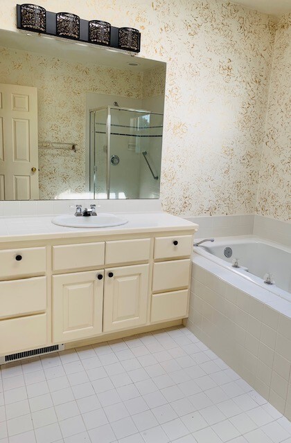 Building Photo - Stunning 2 Bedroom Townhouse Just Steps to...