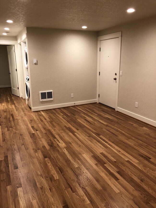 Building Photo - Like New Modern 2BD First Floor New Hardwo...