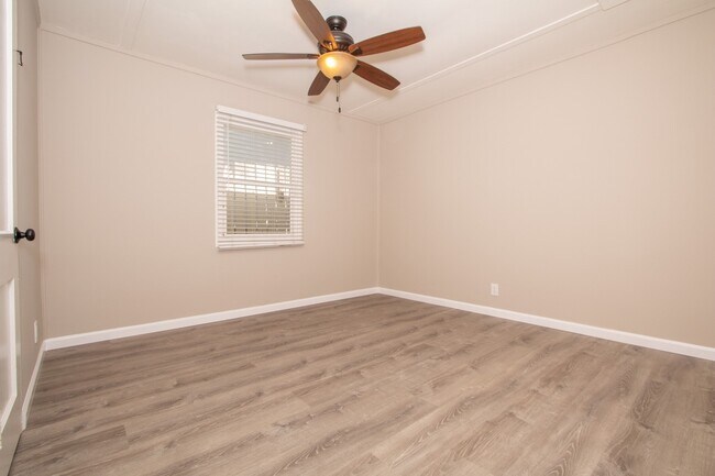 Building Photo - Updated Craftsman 2-Bed / 1-Bath W/ Private Yard/Storage/Washer/Dryer in South Park!