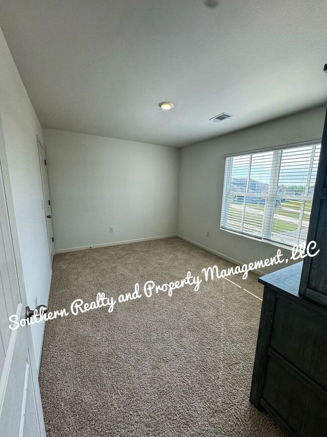 Building Photo - Country Feel but close to shopping