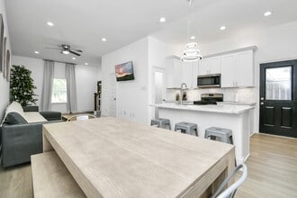 Building Photo - 7031 Eastwood St