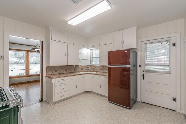 Building Photo - Charming 3 Bed, 1 Bath Cottage Near Oakhur...