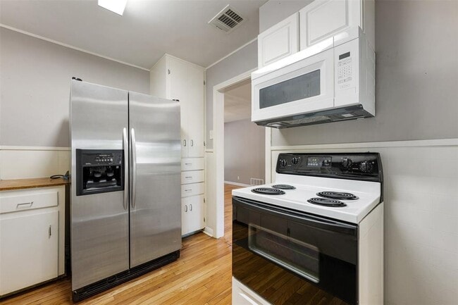 Building Photo - 2605 W 49th St