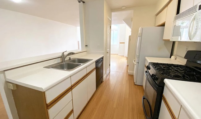 Building Photo - Bright & Spacious 2BR Townhome / Prime San...