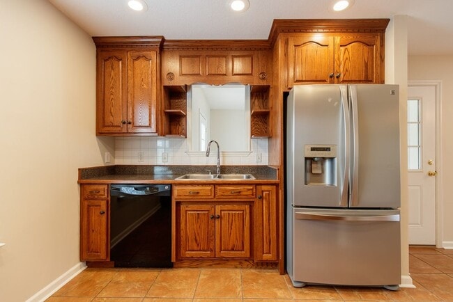 Building Photo - Luxurious 3 Bed/2 Bath Home with Modern Am...