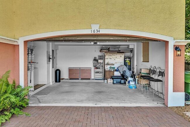 Building Photo - 1634 NE 5th Ct