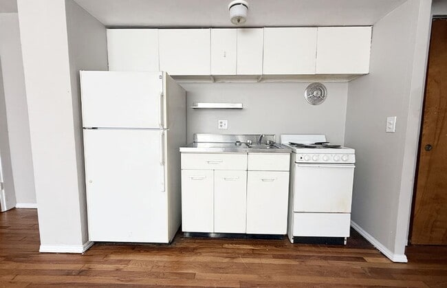Interior Photo - Ludlow 922-926