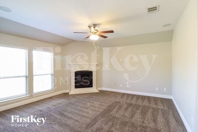 Building Photo - 4313 Lakeview Dr