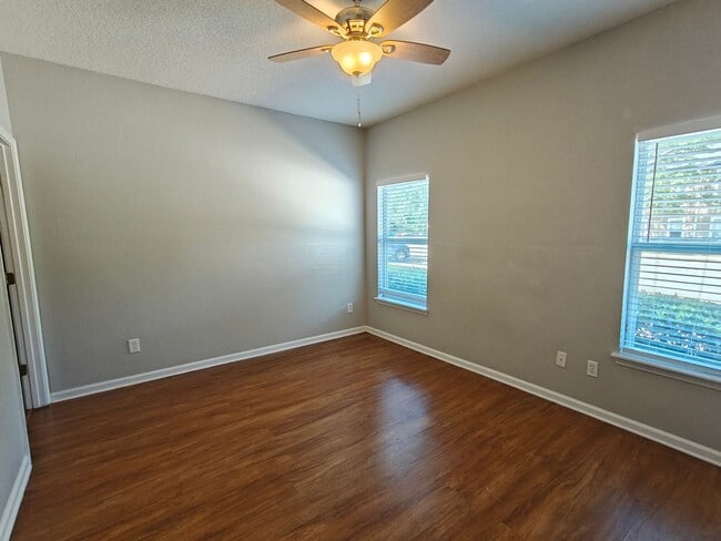 Building Photo - Cozy 2 Bedroom Condo on Ground Floor