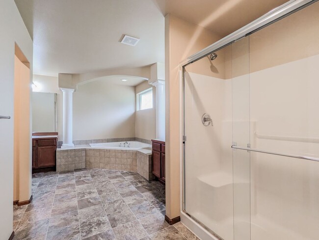 Building Photo - Spacious 4 bed/2.5bth Home W/ New Carpet &...