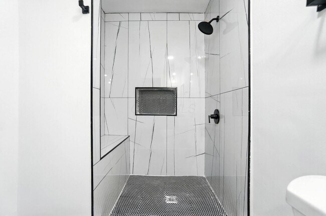 Building Photo - 887-889-889 E Livingston Ave