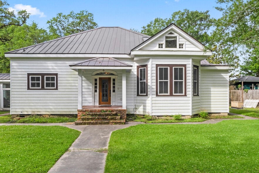 Street parking directly in front of property with front entry including electronic video doorbell - 305 E 14th Ave