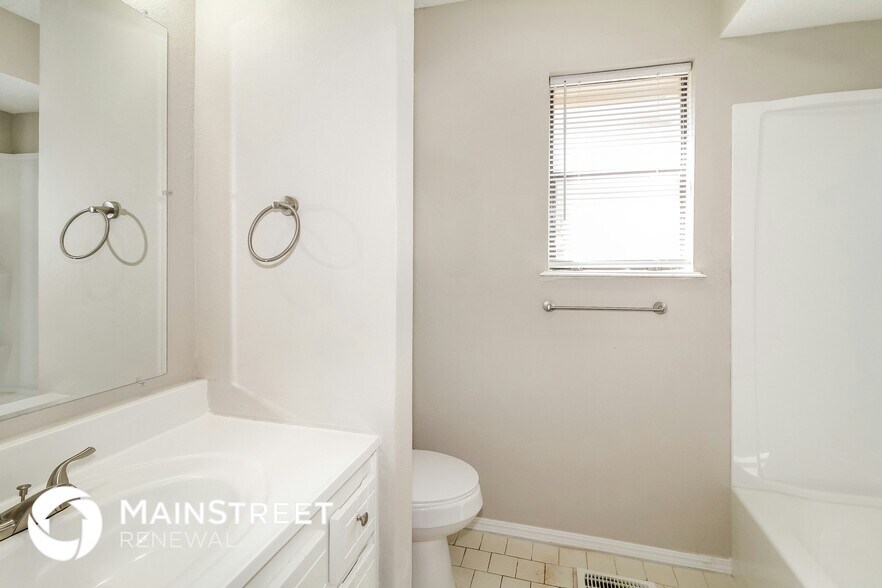 Building Photo - 705 Waterview Rd