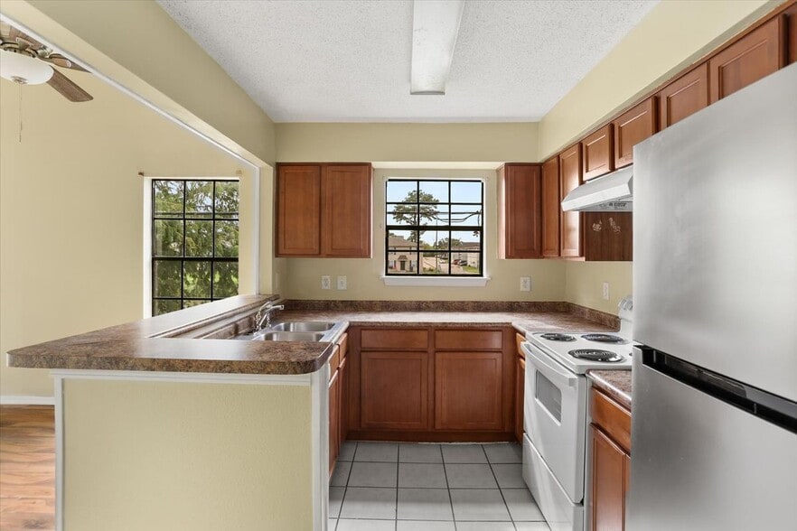 Building Photo - 714 Fairfax Dr