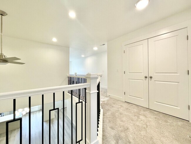 Building Photo - Beautiful Townhome at Mountain Ridge!