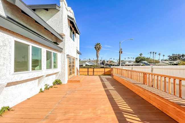 Building Photo - 103 N Kingsley Dr