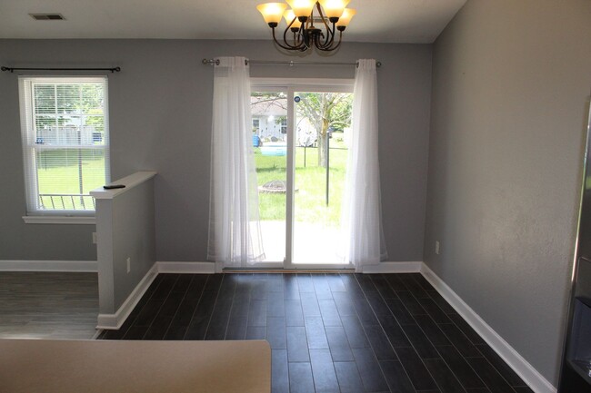 Building Photo - 612 Woodfield Cir