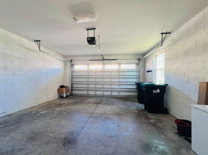 Building Photo - 14320 Swanley St