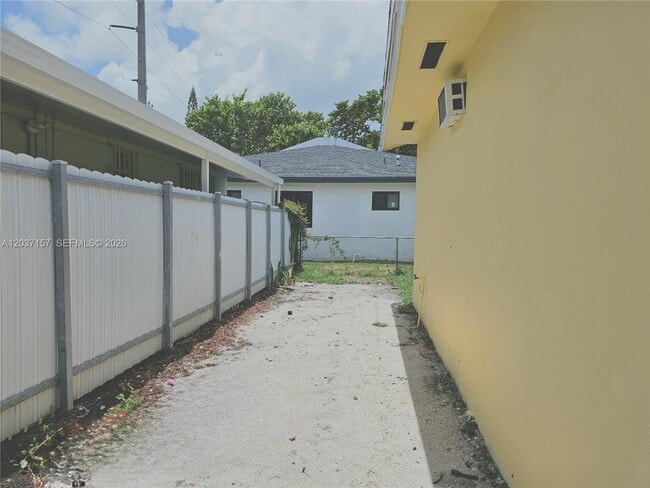 Building Photo - 2010 NW 70th St