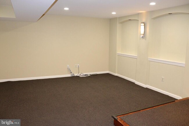 Building Photo - 323 Country Club Dr