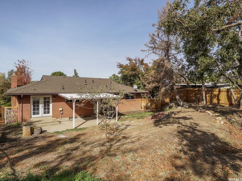 Building Photo - 4250 Edgehill Dr