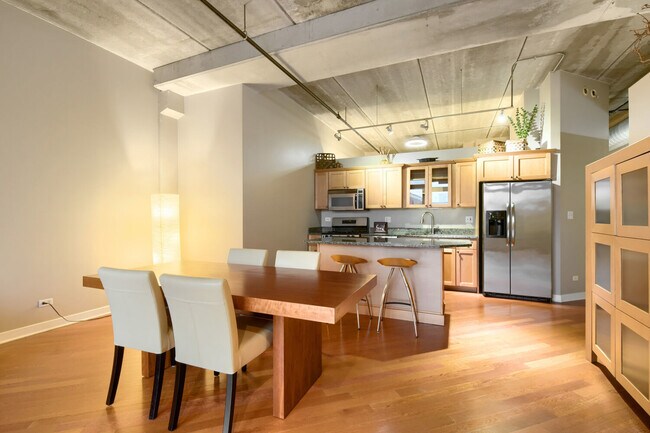 Building Photo - 811 W 15th Pl