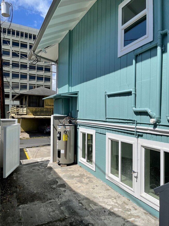 Building Photo - 3 bedrooms, 4 baths and attached Studio in...