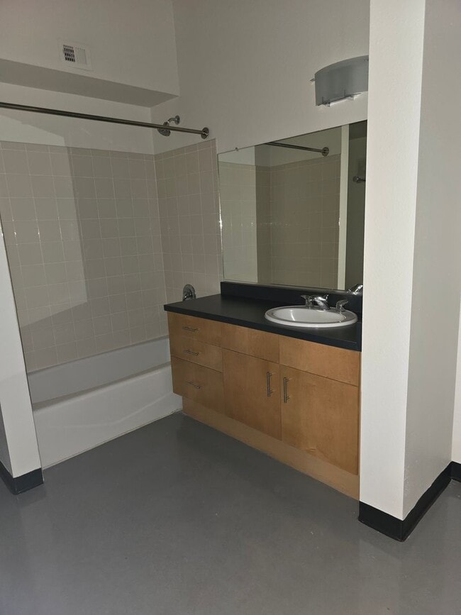Building Photo - Beautiful 2BR , 2BA 2nd floor loft in East...