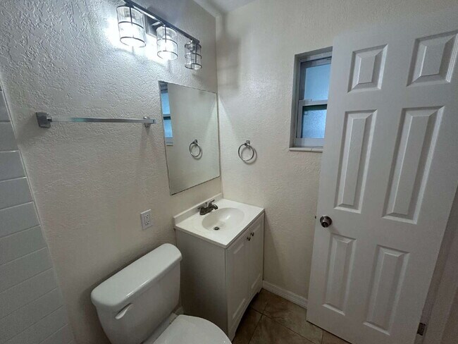 Building Photo - "Cozy 1-Bedroom Apartment in St. Petersburg – 550 Sq Ft of Comfort & Convenience!"