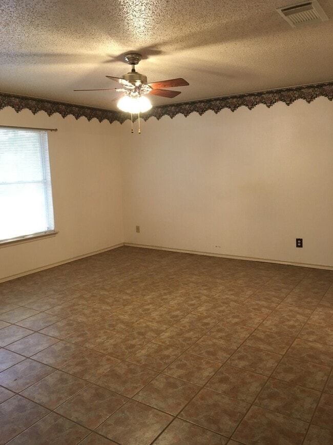 Building Photo - 8003 Chestnut Manor Dr