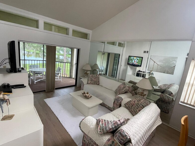 Building Photo - 202 Woodlake Wynde
