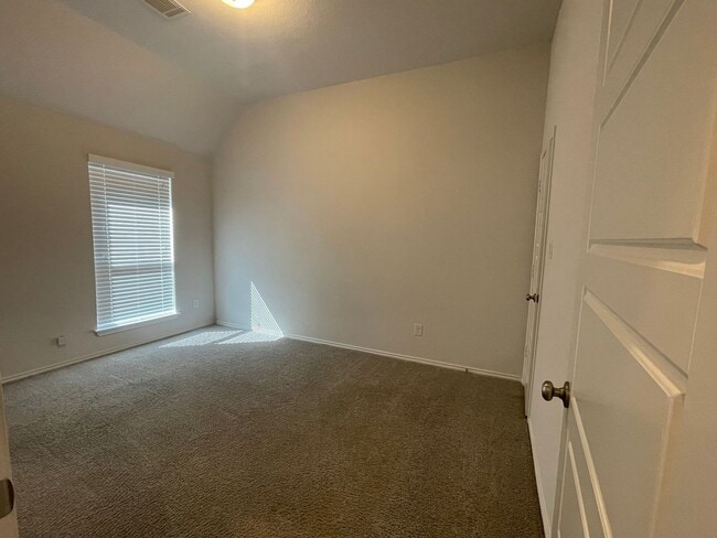 Building Photo - 4 Bedroom/3 Bath Kallinson Ranch Subdivision