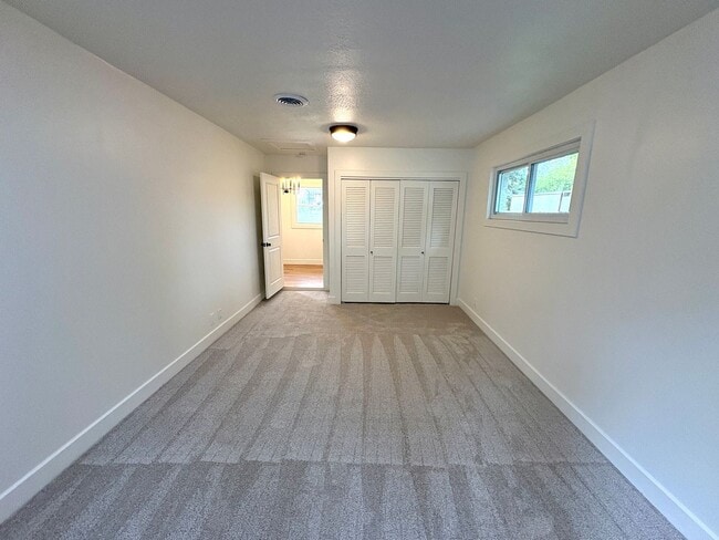 Building Photo - Newly Remodeled Home near KSU Football Sta...