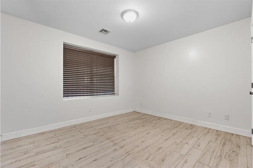 Building Photo - 270 S 20th St