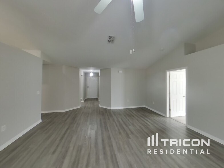 Building Photo - 3328 Montano Ave